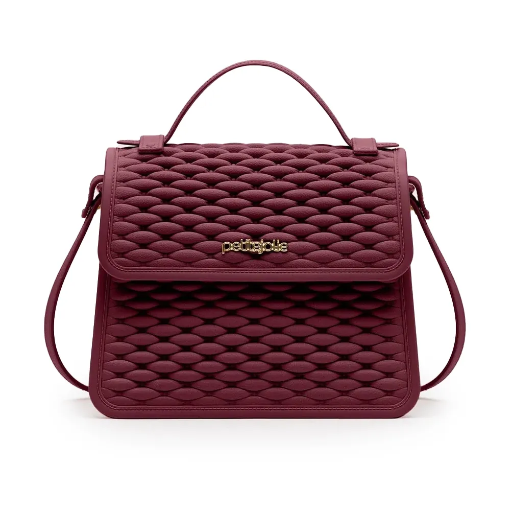 Bolsa feminina Petite Jolie Vic II cor vinho com textura em escamas e alça tiracolo ajustável